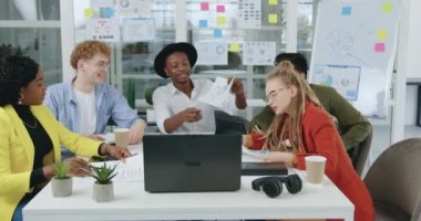 Çekici, profesyonel, çeşitli yaratıcı grup video sohbet yoluyla toplantı düzenliyor ve ortak projenin bir parçası olarak diyagramları tartışıyorlar, yavaş çekim.