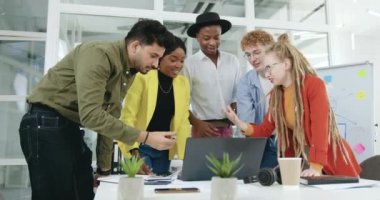 İyi huylu, kendinden emin, deneyimli, çok ırklı erkek ve kadın meslektaşlar, ortak proje bittikten sonra birbirlerine beşlik çakıyorlar.