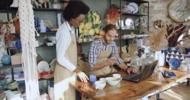 Güzel bir hediyelik eşya dükkanında çalışırken bardakları ve şarap kadehlerini gözden geçiren 30 yaşındaki çok ırklı iş arkadaşları için cazip bir çalışma.