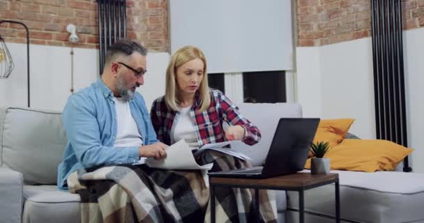 Retrato de casal adulto satisfeito feliz atraente que se alegrando de boas notícias na tela do laptop e mãos levantadas da felicidade — Vídeo de Stock