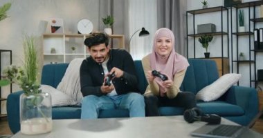 Neşeli, eğlenceli, çok ırklı, video oyunlarından hoşlanan ve oyunu kazandıklarında birbirlerine beşlik çakan, aile eğlencesi konsepti.