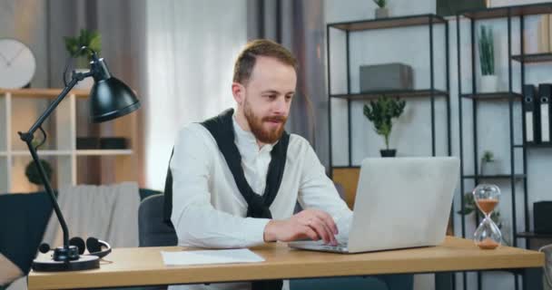 Meglepett boldog fiatal szakállas modern srác elutasítja a hihetetlen szuper hír látja a laptop képernyőjén, és emelje fel a kezét, siker koncepció — Stock videók