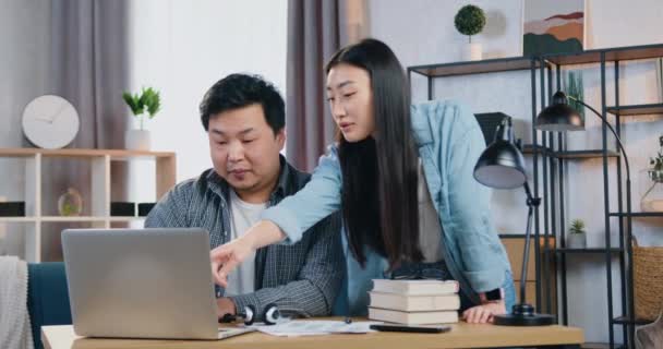 Probable confiado creativo asiático hombre y mujer trabajando juntos sobre proyecto de inicio conjunto en la computadora y discutir oportunidades para obtener mejores resultados — Vídeos de Stock