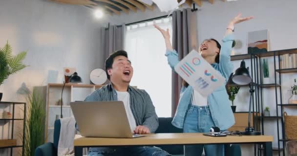 Επιτυχία και τύχη έννοια όπου όμορφος χαρούμενος κινέζικο ζευγάρι γιορτάζει επιχειρηματικό θρίαμβο μετά να πάρει καλά νέα στο laptop και δίνοντας κόλλα πέντε ο ένας τον άλλο — Αρχείο Βίντεο