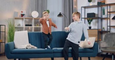 Sevimli, mutlu, mutlu, mutlu, iki küçük çocuk gibi gülümseyen, eğlenceli danslar yapan, tasasız çocukluk konsepti.