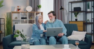 Aile kavramı, olumlu yaşlı çiftin evdeki kanepede dinlenip dizüstü bilgisayardan okudukları haberleri tartışmalarıdır.