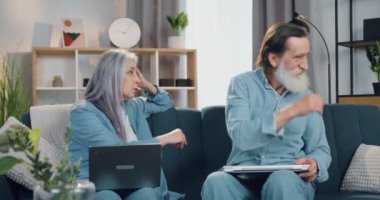 Sevimli, yaşlı bir çift evdeki yumuşak koltukta oturup kendi sorunlarını tartışıyor.