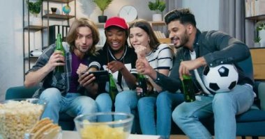 İyi görünümlü, duygusal, çok ırklı genç arkadaşların akıllı telefondan maç izlemesi ve en sevilen takımın zaferini el kaldırarak kutlaması olumlu bir şey.