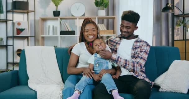 Счастливая афро-американская семья проводит время дома — стоковое видео