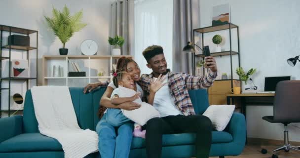 Afro-Amerikaanse familie nemen selfie op smartohone op bank — Stockvideo