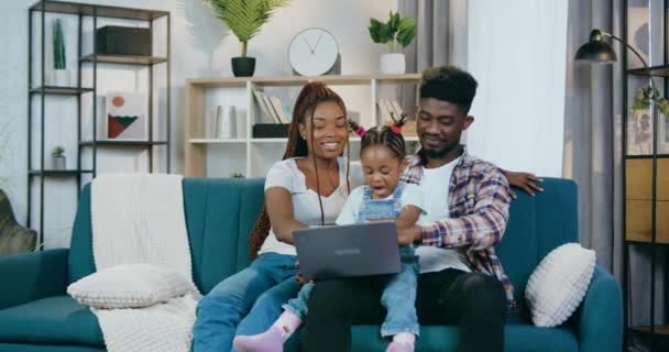 アフリカ系アメリカ人の家族が自宅でノートパソコンでゲームをプレイ — ストック動画