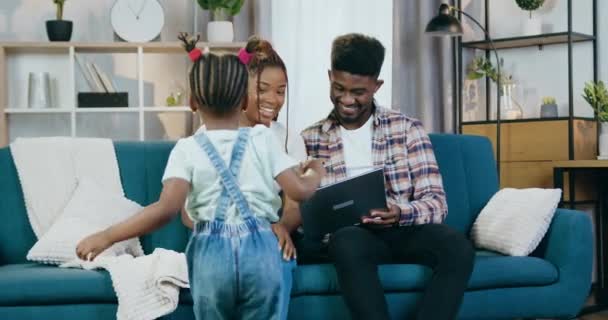 Smilende afrikansk familie ser videoer på bærbar computer derhjemme – Stock-video