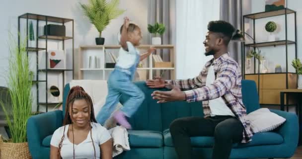 Africká rodina tráví volný čas doma se zábavou — Stock video