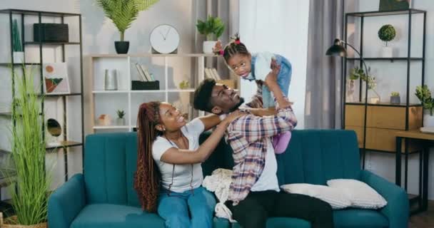 Niño bonito jugando con padres africanos en casa — Vídeos de Stock