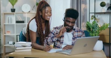 Bilgisayarda olumlu duyguları olan Afrikalı çift.