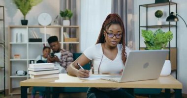 Kadın dizüstü bilgisayarda çalışırken, erkek çocukla oynuyor.