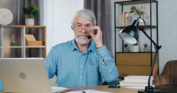 Gericht ouder ondernemer werken op laptop van thuis — Stockvideo