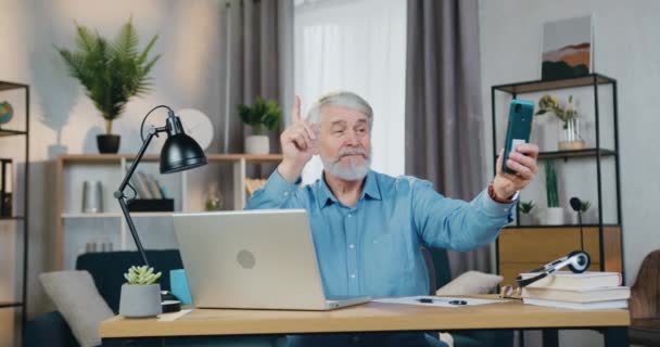 현대의 스마트폰으로 셀피를 먹는 행복 한 노인 — 비디오