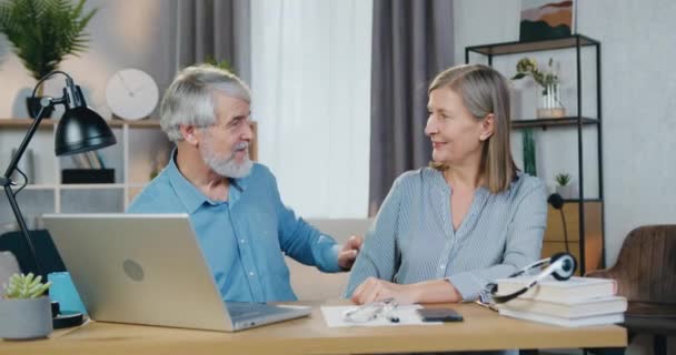 Ældre par viser tommelfingre op, mens de sidder i omfavnelse – Stock-video