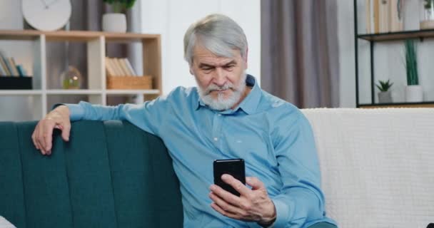 Mature man using modern smartphone for video chat — Stock Video