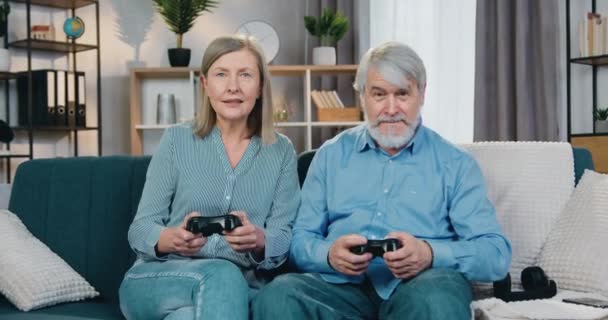 Emotioneel volwassen stel dat spelletjes speelt met joystick — Stockvideo