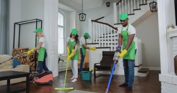 Buen aspecto equipo multirracial profesional seguro de limpiadores de limpieza clientes hermoso apartamento, servicio concepto de limpieza — Vídeo de stock