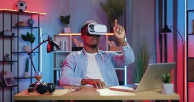 Sevimli, kendine güvenen, güler yüzlü, 30 yaşında, siyah tenli, özel 3D gözlüklü bir adam.