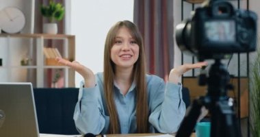 Çevrimiçi yayın kavramı. Çekici, kendine güvenen, yetenekli bir kızın sosyal medya kanalının takipçileriyle buluşması. Profesyonel video kamera kullanarak.