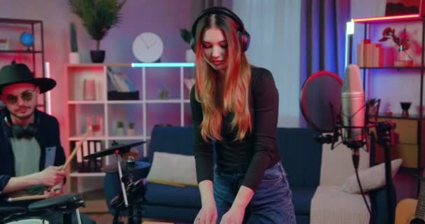 인기있는 젊은 남성 드러머들 과 여성 DJ 들 이 홈 스튜디오에서 클럽 파티를 위한 기악 파트를 녹음 하는 음악 컨셉트 — 비디오