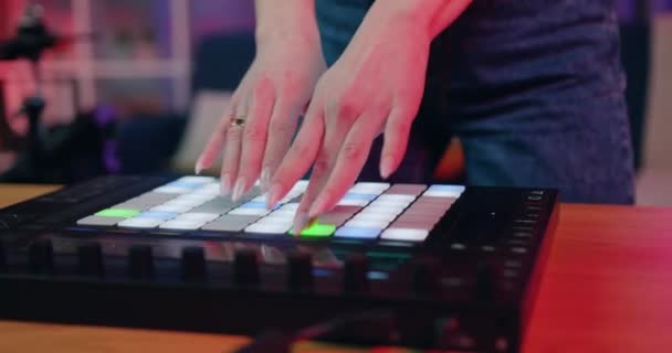 Unbekannte junge Frau - DJ-Künstlerin komponiert neue Schlagzeugmusik auf Drum Machine im heimischen Studio — Stockvideo