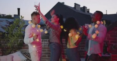 Çekici, güler yüzlü, melez bir yarış şirketi. Şarap kadehleri ve sarı ampullerle dans ediyorlar. Gün batımında terasta.