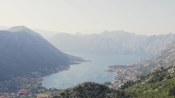 Kotor, Černá Hora. Horní pohled na Kotorský záliv, obklopený nádhernými horami. Zátoka Jaderského moře — Stock video