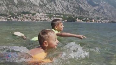 Yaz tatili boyunca Adriyatik Denizi 'nde yüzen 5-8 yaşlarında iki çocuk. Yaşam biçimi