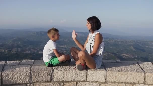 Karadağ Ulusal Parkı 'ndaki dağın tepesinde küçük oğluyla güzel bir anne. — Stok video