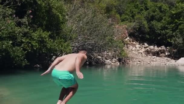 Slow motion shot of a young caucasian man swimming underwater in a see with a lots of bubbles around. Lifestyle — Stock Video