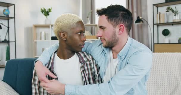 LGBT-Community-Konzept, bei dem gut aussehende glückliche verliebte junge multirassische homosexuelle Paare einander zärtlich in die Augen schauen und sich dann zu Hause eins zu eins verneigen — Stockvideo