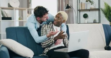 Tatmin olmuş, genç, melez, birbirine aşık eşcinsel bir çift dizüstü bilgisayardaki arkadaşlarıyla görüntülü sohbet ediyor ve el sallayarak onları selamlıyor.