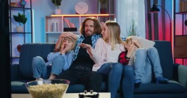 TV 'de korku filmi izleyip gözlerini kapatan dört kişilik şok edici anne, baba, oğul ve kızından oluşan çekici aileyi kapatın ki TV' de korkunç olaylar görmesinler.