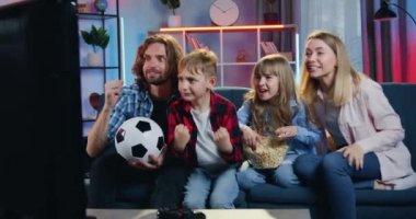 Çekici, heyecanlı futbol fanatiklerinin ailesi akşamları evde TV karşısında oturuyor ve gol atmanın keyfini çıkarıyorlar.