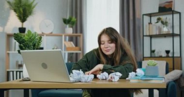 Çekici, dinlenmiş, kafasını masadan kaldıran genç bir bayan çalışan evde proejct yapmaya çalışırken uykuya dalıyor, ellerini uzatıyor, buruşuk kağıtları yere atıyor ve...