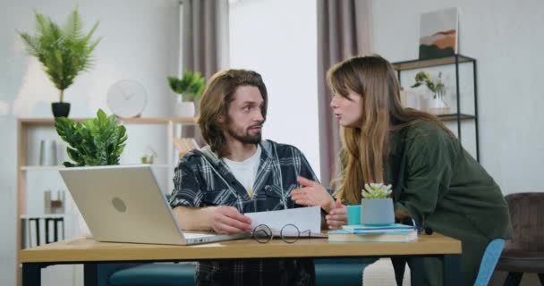 Bom aspecto positivo satisfeito casal criativo de freelancers regozijando-se de trabalho conjunto construtivo e dando alta cinco uns aos outros trabalhando em casa escritório um deles — Vídeo de Stock