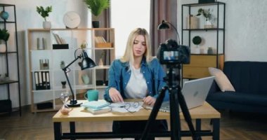 Oldukça başarılı genç sarışın blogcu internet takipçileri için özel ev stüdyosundaki profesyonel kameradan video blogu kaydediyor.