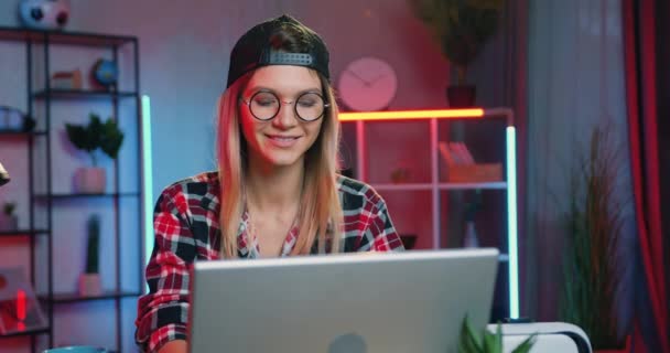 Atractivo sonriente confiado inteligente joven freelancer trabajando en la computadora en la oficina en casa por la noche, concepto de trabajo remoto — Vídeos de Stock