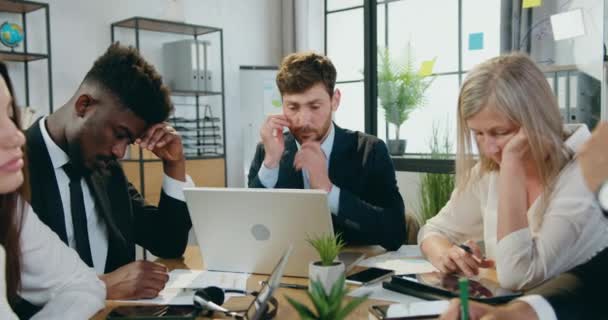 Ofis odasında oturan çok ırklı iş ortakları, ortak proje stratejisi ve iş konsepti üzerine beyin fırtınası yapıyorlar. — Stok video