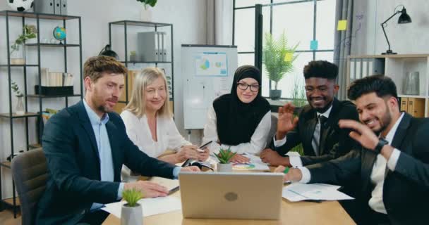 Attraktive, positiv erfahrene Mixed Race Geschäftsleute veranstalten Online-Konferenz mit Partnern per Laptop und diskutieren gemeinsames Projekt, Geschäftskonzept — Stockvideo