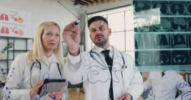 Hastanede çalışan iyi görünümlü, başarılı, yetenekli doktorların cam duvarlara işaret çizip hasta teşhisini tartıştıkları yer.