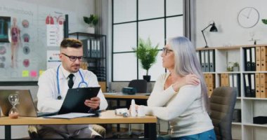 Omzundan yaralanan orta yaşlı bir kadın doktora tedavi seçeneklerini açıklarken çektiği acıyı anlatıyor.