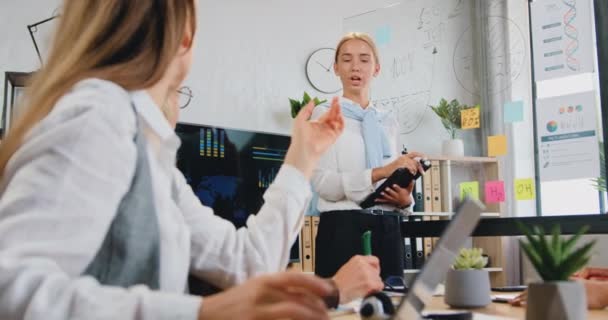 Attraktiva positiva kreativa skickliga kvinnliga team dela idéer i gemensam affärsstrategi under mötet i moderna styrelserum, affärskoncept — Stockvideo