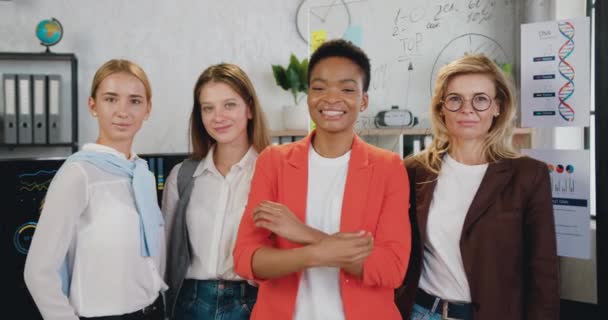 Precioso sonriente confiado equipo de negocios femenino diverso altamente calificado posando en la cámara en la habitación moderna de la oficina, vista frontal — Vídeos de Stock