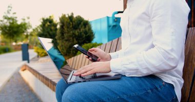 Dizüstü bilgisayarda çalışan, cep telefonu tutan, dışarıda ya da sıradan bir işte çalışan sıradan bir adam ya da serbest çalışan birine yakın durun. Telekom konsepti